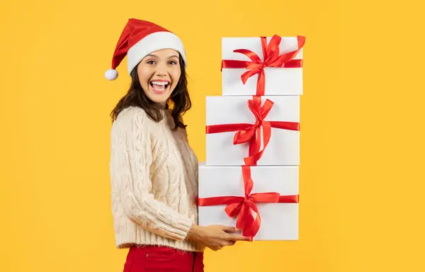 Joyeux Jeune Femme Avec Une Pile Cadeaux Noël Rayonnant Avec — Photo