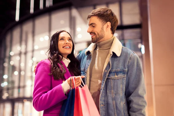 Jovens Cônjuges Felizes Abraçando Sorrisos Com Sacos Compras Fora Shopping — Fotografia de Stock
