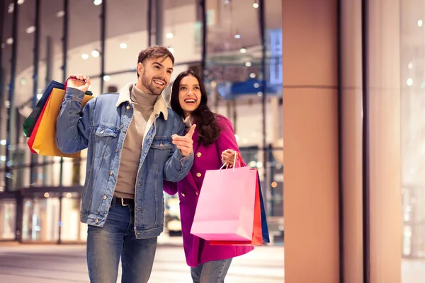Concept Shopping Festif Joyeux Couple Acheteurs Avec Des Sacs Extérieur — Photo