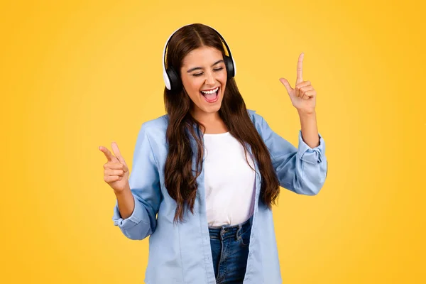 Feliz Adolescente Estudiante Señora Utilizar Teléfono Inteligente Con Auriculares Cantar —  Fotos de Stock