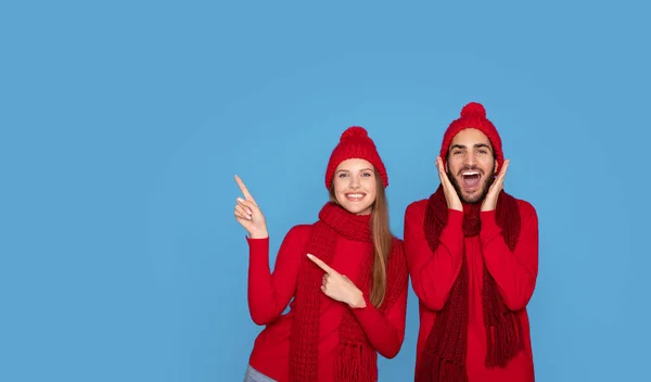 Vente Hiver Jeune Couple Excité Portant Des Chapeaux Tricotés Pointant — Photo
