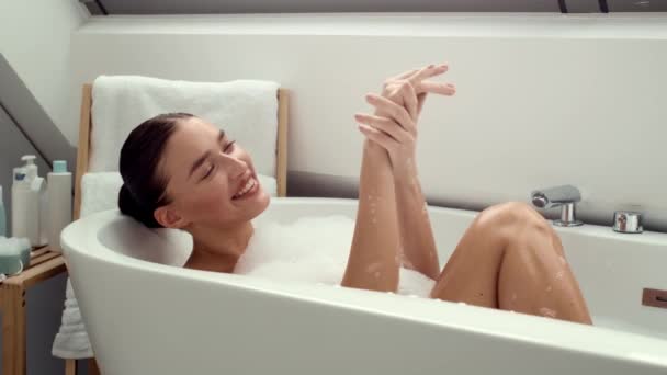 Cámara Lenta Imágenes Vídeo Una Mujer Encantada Sumerge Baño Lleno — Vídeos de Stock