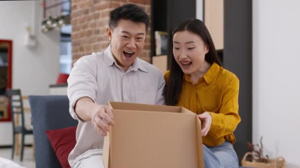 Efterlängtad Leverans Glad Upphetsad Asiatisk Man Och Kvinna Packa Upp — Stockvideo