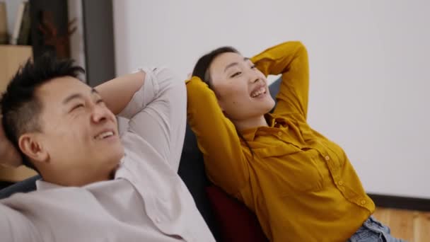 Čas Odpočinek Zblízka Portrét Šťastného Asijského Muže Ženy Padající Pohovku — Stock video