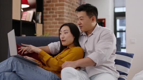 Любить Веселую Китайскую Пару Помощью Ноутбука Вместе Счастливый Азиатский Мужчина — стоковое видео