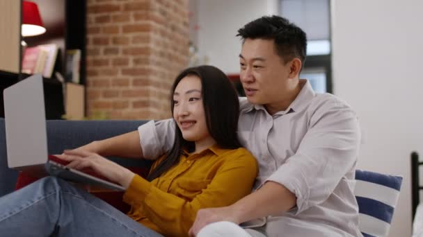 Счастливые Азиатские Супруги Планируют Ремонт Дома Вместе Выбирая Детали Дизайна — стоковое видео