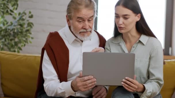 Conceito Literacia Neta Adulta Ensinando Seu Avô Sênior Usar Laptop — Vídeo de Stock