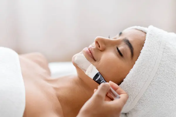 Applicera Ansiktsmask Spa Skönhetsbehandling Och Hudvård Avslappnad Vacker Ung Indian — Stockfoto
