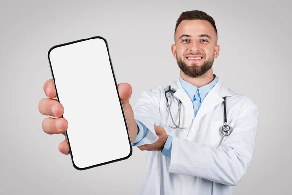 Mladý Evropský Lékař Předvádění Obrovské Mobilní Telefon Prázdnou Obrazovkou Ideální — Stock fotografie