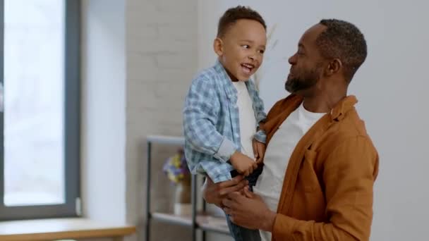 Батько Син Люблять Спілкуються Люблячий Щасливий Афроамериканський Чоловік Носить Маленького — стокове відео