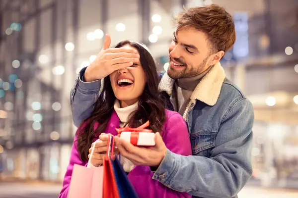 Joyeux Jeune Couple Faisant Shopping Centre Commercial Plein Air Homme — Photo