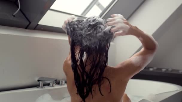 Impresionantes Imágenes Vídeo Captura Hermosa Mujer Baño Lavándose Meticulosamente Cabello — Vídeo de stock