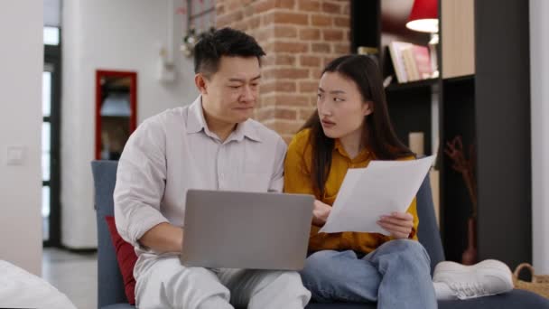 Gospodarka Koncepcja Budżetu Rodziny Skoncentrowana Azjatycka Para Siedzi Papierami Laptopem — Wideo stockowe