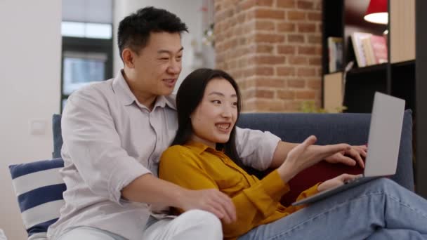 Nternetten Alışveriş Çok Güzel Mutlu Asyalı Eşler Birbirlerine Bağlanıyor Dizüstü — Stok video