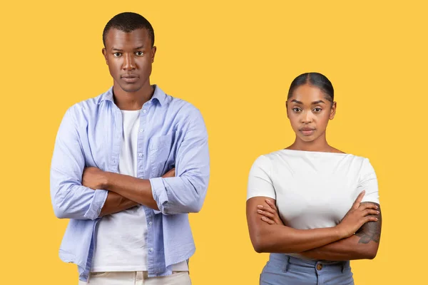 Determined Black Man Woman Facing Camera Arms Crossed Exuding Serious — Stock Photo, Image