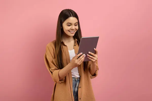 Glimlachende Tiener Meisje Zoek Naar Digitale Tablet Scherm Met Interesse — Stockfoto