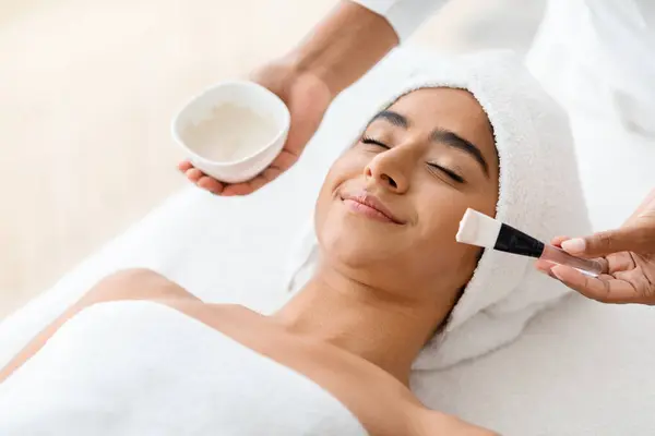 Lyftbehandling Huden Ung Indian Kvinna Ansiktsbehandling Närande Mask Professionell Kosmetolog — Stockfoto