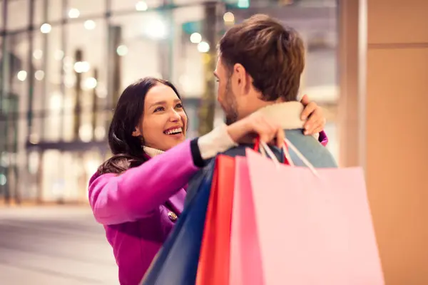 Liefdevolle Kopers Paar Met Kerstmis Boodschappentassen Omarmen Buiten Stad Winkelcentrum — Stockfoto
