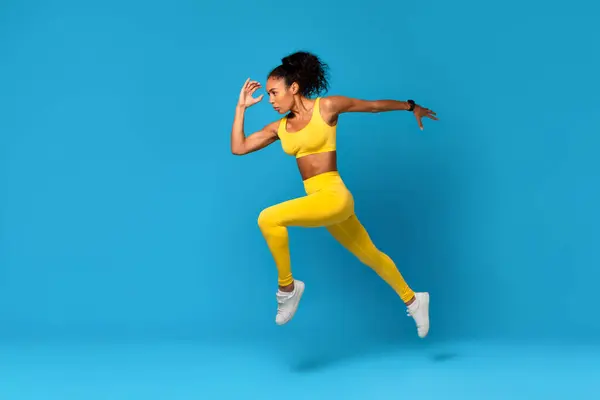 Gemotiveerde Afro Amerikaanse Dame Gele Fitwear Oefening Springen Lucht Blue — Stockfoto
