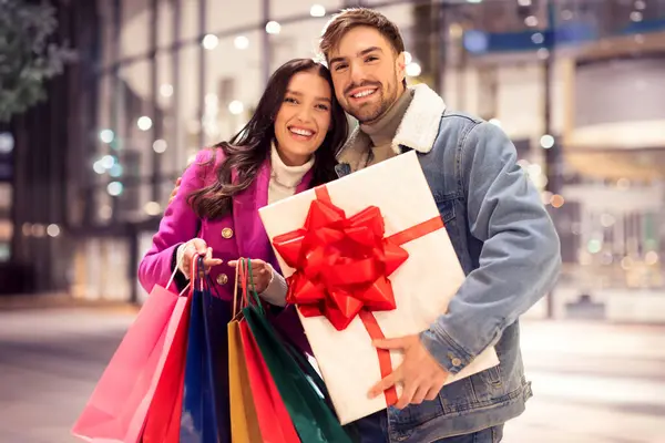 Feliz Pareja Joven Posando Con Bolsas Compras Caja Regalo Navidad — Foto de Stock