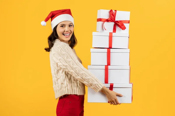 Joyeux Jeune Femme Souriant Avec Une Pile Cadeaux Noël Enveloppés — Photo