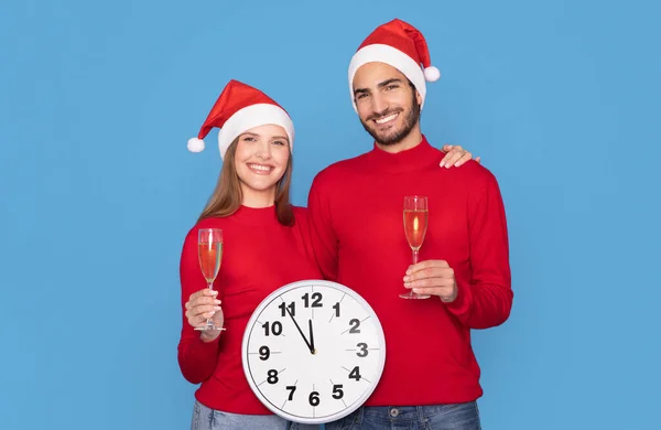 Smiling Man Woman Wearing Santa Hats Holding Big Clock Champagne — Stock Photo, Image