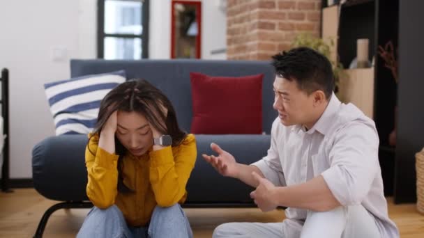 家庭内虐待 関係危機の概念 感情的なアジア中年の男性ジェスチャーと彼の迷惑な妻に叫ぶ 中国のカップルは 自宅で喧嘩している — ストック動画