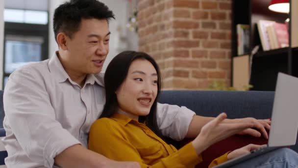 Концепция Онлайн Жизни Любить Азиатскую Пару Сидя Диване Используя Ноутбук — стоковое видео