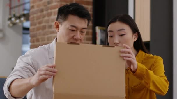 Error Con Orden Compra Línea Paquete Equivocado Los Cónyuges Asiáticos — Vídeos de Stock