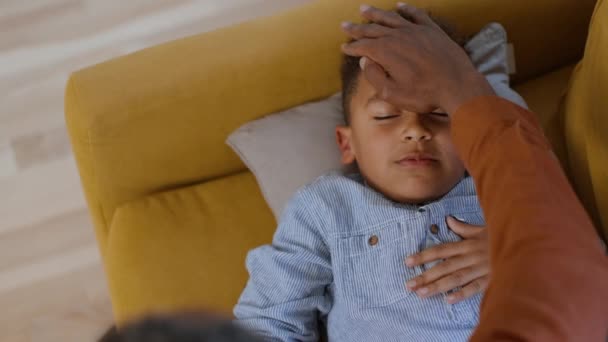 Symptômes Maladie Portrait Petit Garçon Rêveur Sur Canapé Main Père — Video