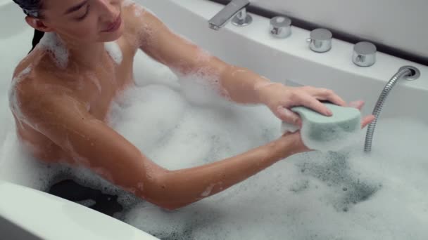 Videomaterial Fröhliche Frau Schaumgefüllten Badezimmer Schrubbt Ihre Hände Mit Einem — Stockvideo