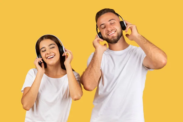 Alegre Pareja Europea Milenaria Camisetas Blancas Auriculares Inalámbricos Escuchar Música — Foto de Stock