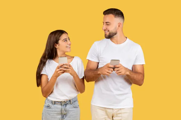 Gülümseyen Avrupalı Kadın Beyaz Shirtlü Adam Telefonla Yazıyorlar Aletlerle Sohbet — Stok fotoğraf