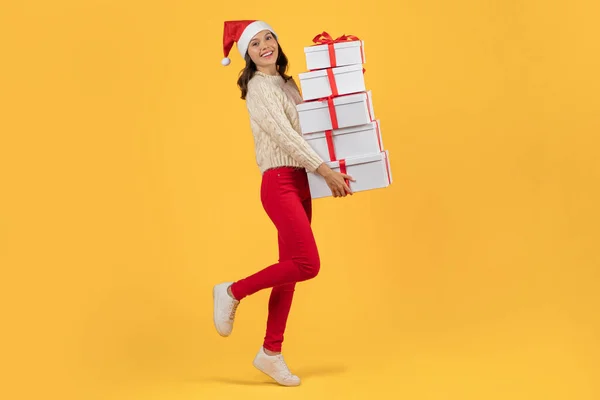 Stüdyoda Sarı Arka Planda Noel Bayramı Satışları Için Ideal Neşeli — Stok fotoğraf