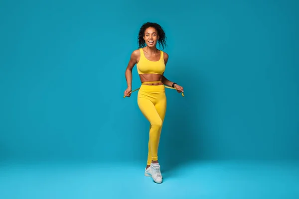 Fitness Slimmen Vrolijke Zwarte Vrouw Gele Sportkleding Meten Taille Met — Stockfoto