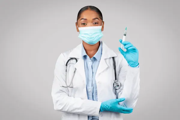 Positiv Selbstbewusste Junge Schwarze Ärztin Weißem Mantel Schutzmaske Mit Spritze — Stockfoto