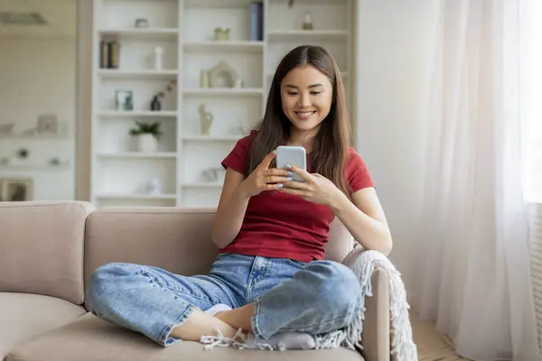 Glückliche Asiatin Mit Smartphone Die Sich Hause Auf Der Couch — Stockfoto