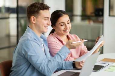 Bin yıllık Arap kadın ve Avrupalı erkek yöneticinin belgelerle çalışmasına, birlikte çalışma ofisinde finans planlamasına sevindim. Evrak işleri, başlangıç projesi oluşturma ve takım çalışması