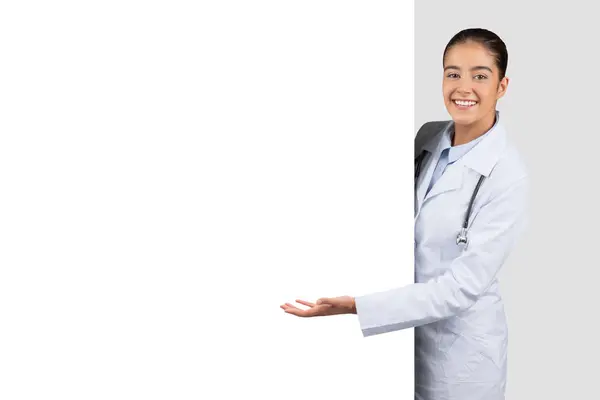 Позитивна Європейська Молода Леді Лікарка Білому Пальто Вказує Руку Величезний — стокове фото