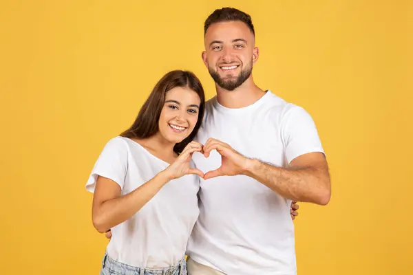 Glada Unga Europeiska Man Och Kvinna Vita Shirts Kramar Gör — Stockfoto