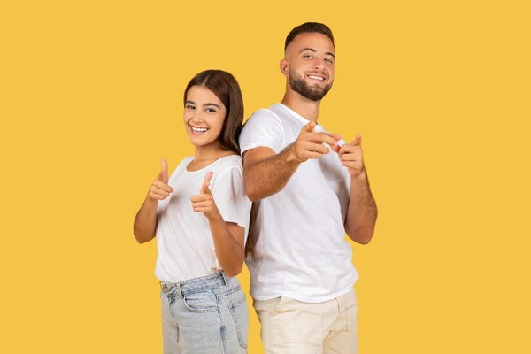 Alegre Família Europeia Millennial Confiante Camisetas Brancas Apontar Dedo Para — Fotografia de Stock