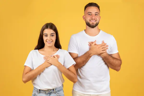 Glad Ung Europeisk Man Och Kvinna Vita Shirts Sätta Händer — Stockfoto