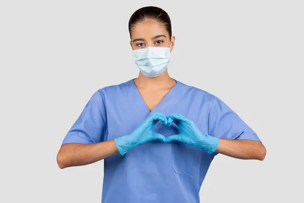 Frohe Junge Europäische Arzt Krankenschwester Kardiologe Blauer Uniform Schutzmaske Machen — Stockfoto