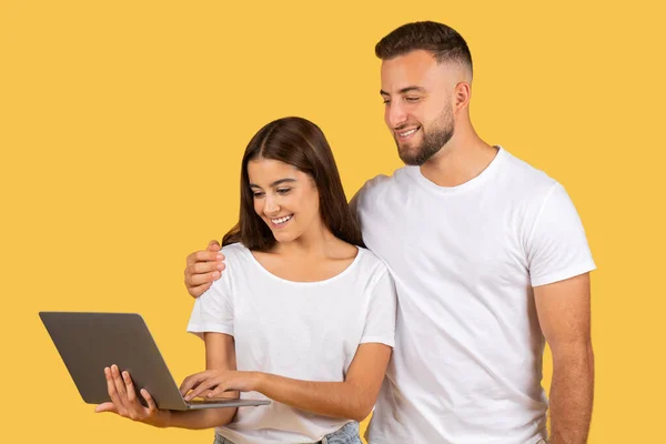 Beyaz Tişörtlü Gülümseyen Genç Avrupalı Kadın Bilgisayardan Sohbet Ediyor Sarı — Stok fotoğraf