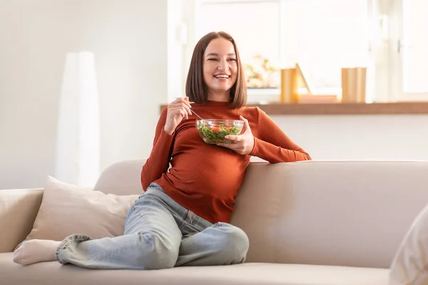 Детское Ожидание Потребности Питании Счастливая Беременная Женщина Позирует Свежим Овощным — стоковое фото