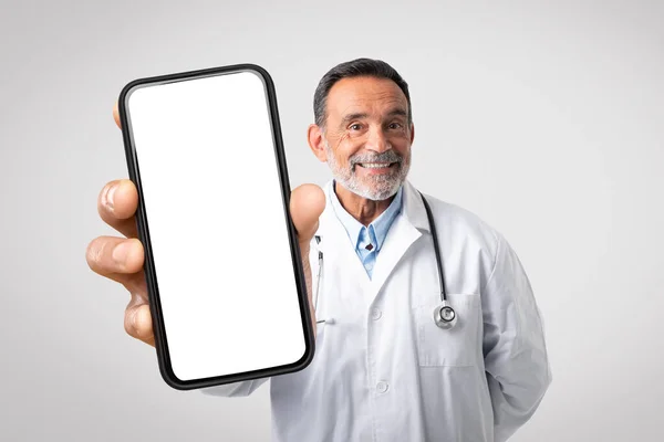 Tıbbi Başvuru Beyaz Önlüklü Elinde Boş Bir Telefonla Yetişkin Bir — Stok fotoğraf