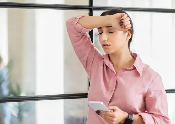 Zeki Telefonlu Üzgün Avrupalı Kadın Yerinde Birçok Sorundan Muzdarip Baş — Stok fotoğraf