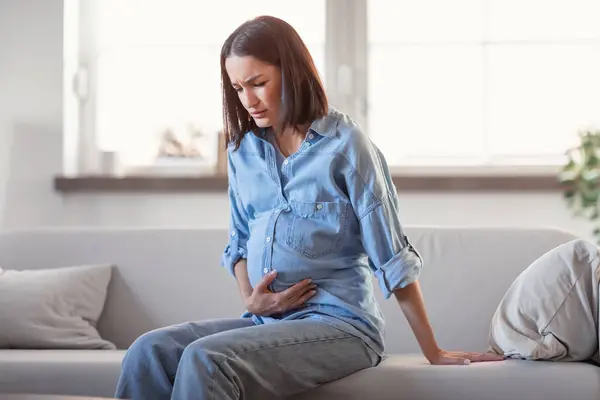 Ciąża Bóle Brzucha Nieszczęśliwa Kobieta Ciąży Cierpiąca Ból Brzucha Dotykając — Zdjęcie stockowe