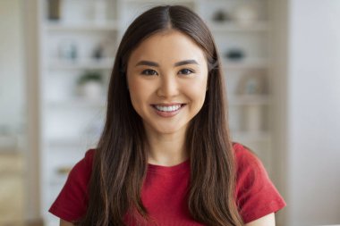 Güzel Asyalı Kadın Ev İçi Poz Veriyor, Mutlu Milenyum Koreli Kadın Rahat bir koltukta oturuyor ve Kameraya Gülümsüyor, Evcil Eğlencenin keyfini çıkarıyor, Boşluğu Kopyalıyor