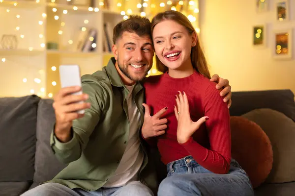 Zářící Mladý Pár Selfie Zachytit Jejich Zásnubní Štěstí Třpytivými Světly — Stock fotografie